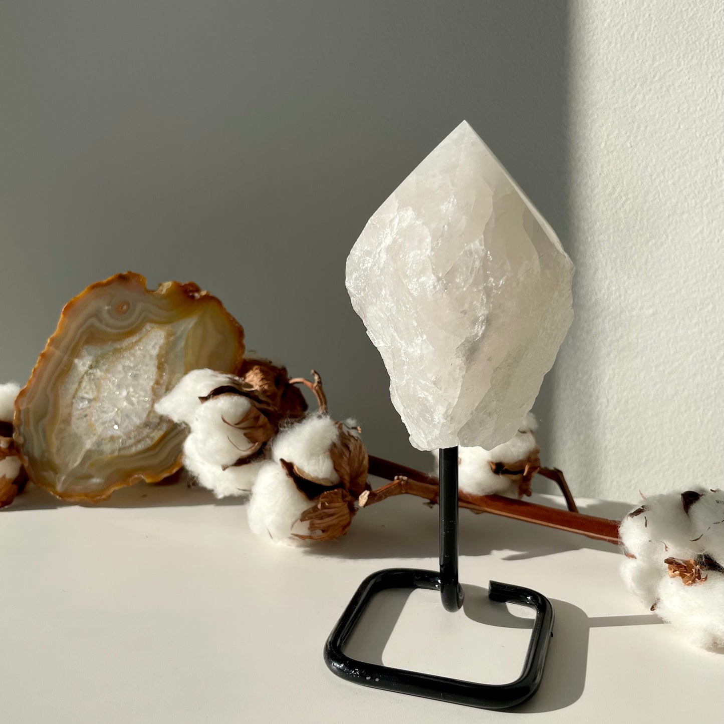 Bergkristal punt op standaard