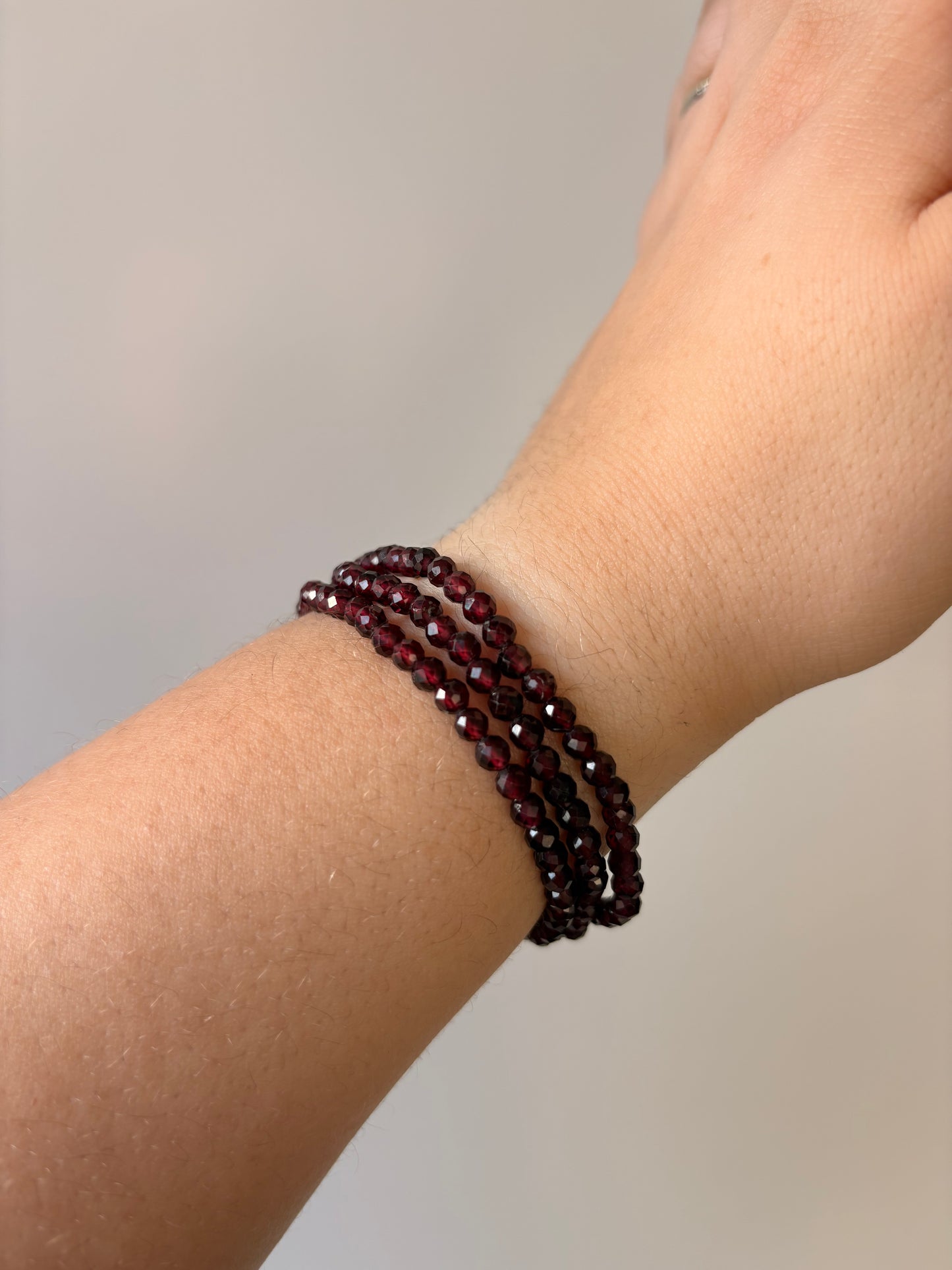 Granaat facet 4mm armband