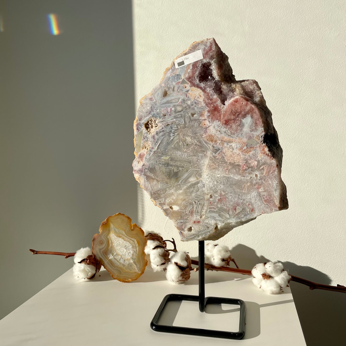 Roze Amethist op standaard, met druzy