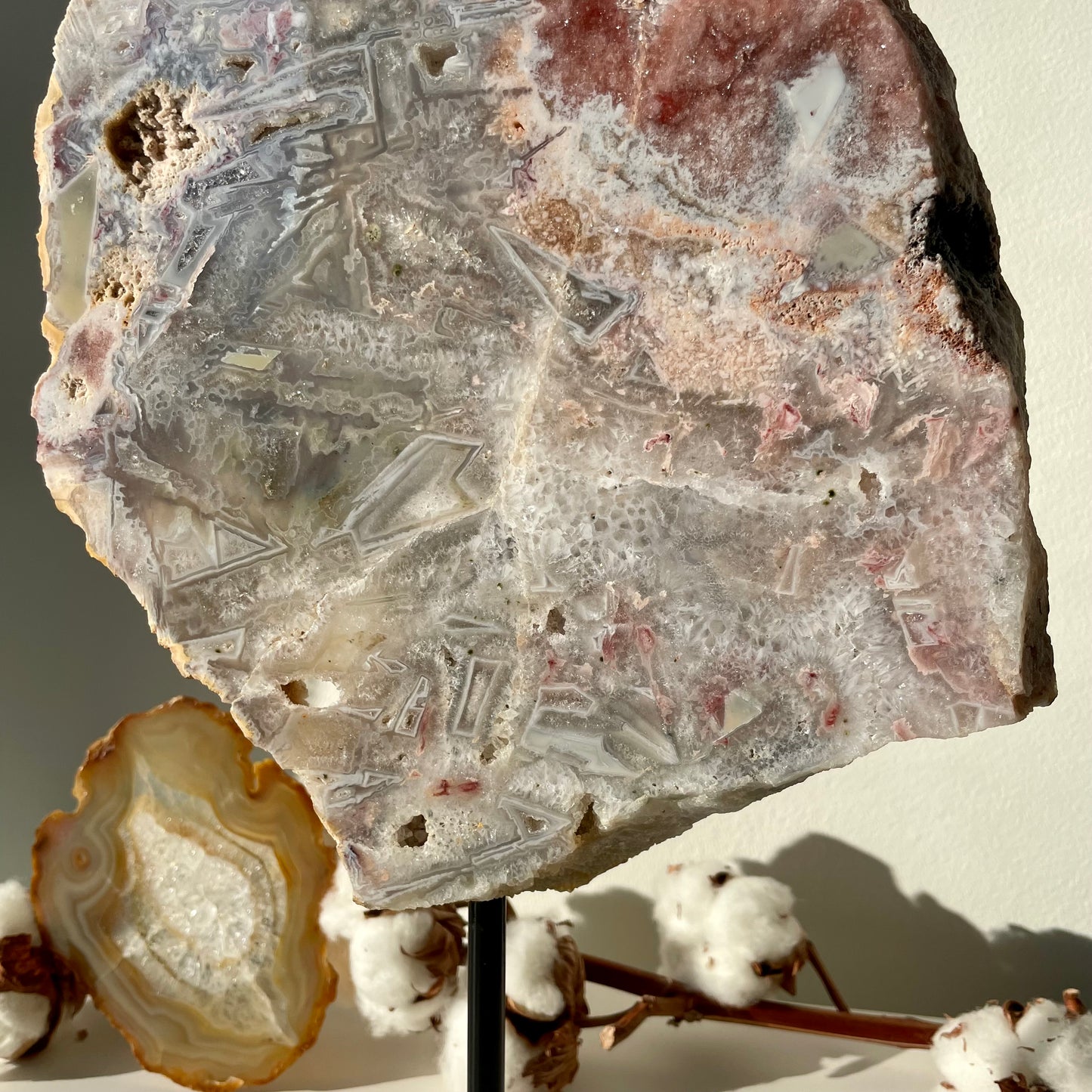 Roze Amethist op standaard, met druzy