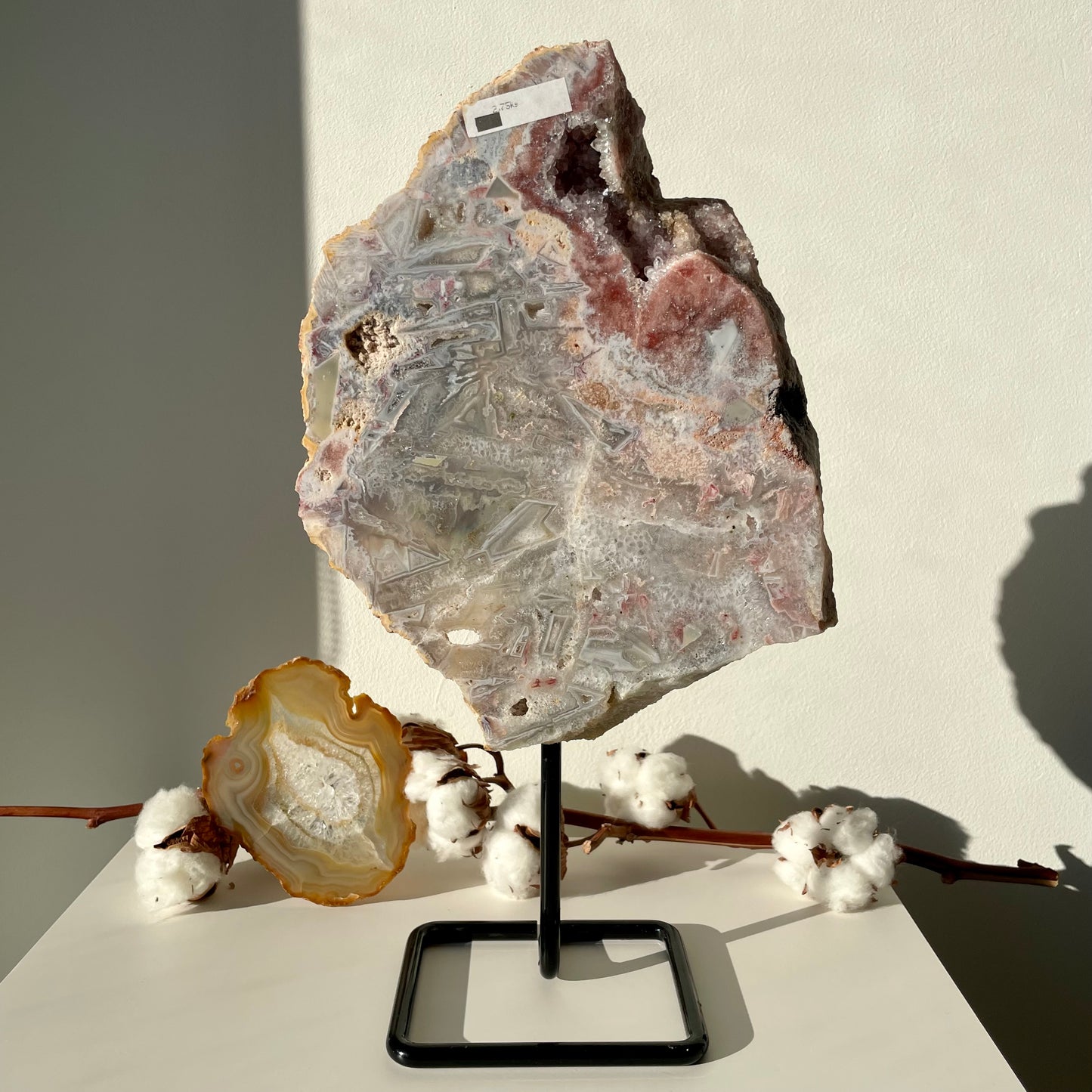 Roze Amethist op standaard, met druzy