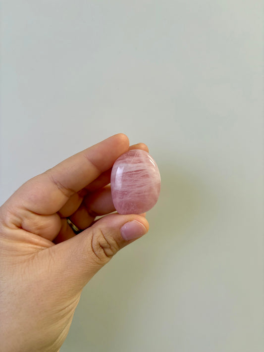 A kwaliteit Rozenkwarts trommelsteen