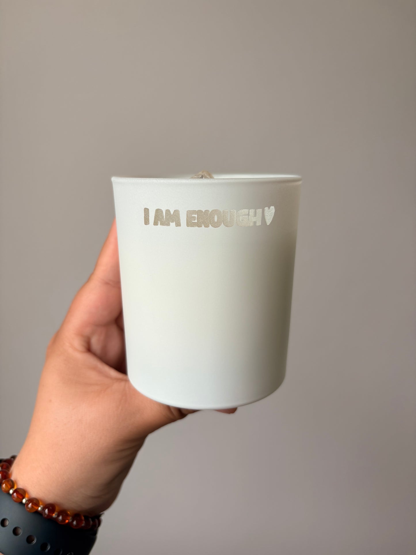 Edelsteenkaars ‘I am enough’ met Bergkristal cluster
